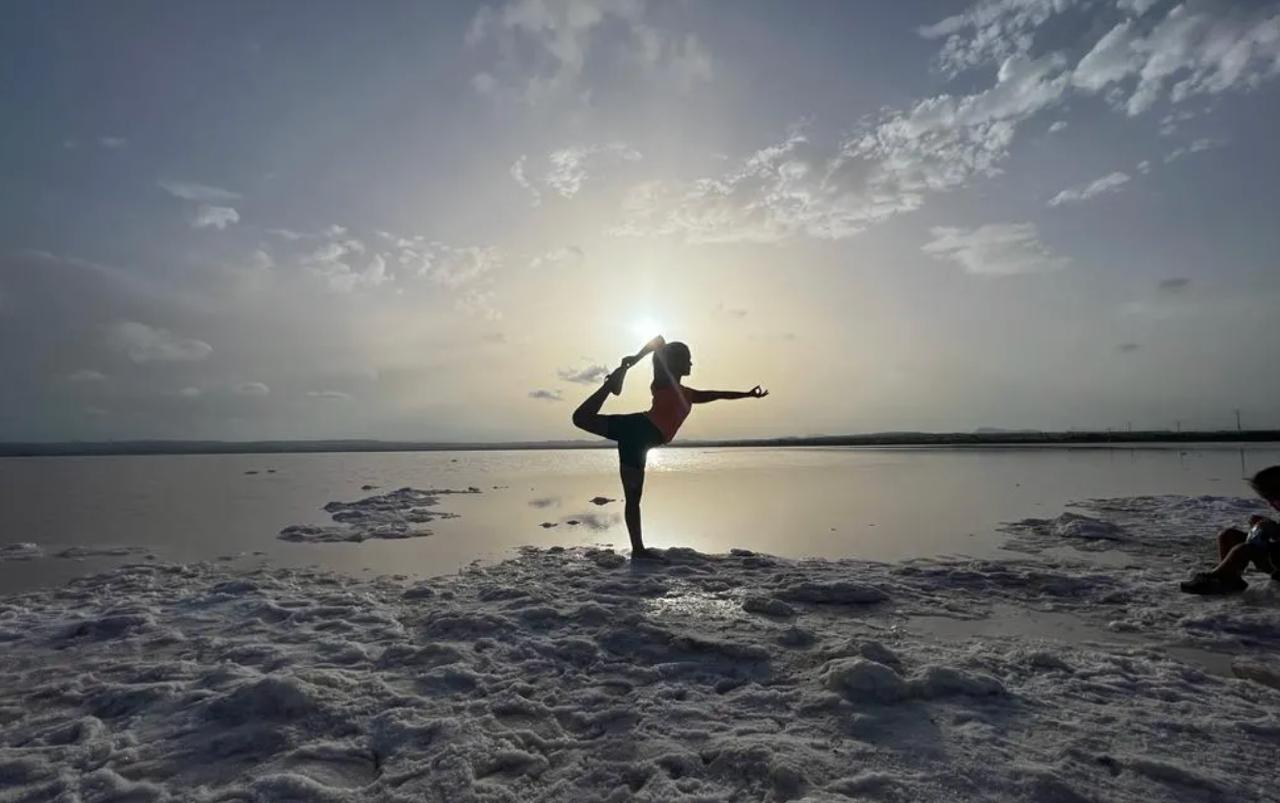 Clase de yoga al atardecer en Torrevieja